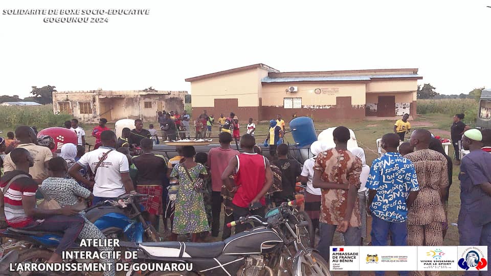 Activités interactives menées sur l'esplanade du bureau d'arrondissement de Gounarou